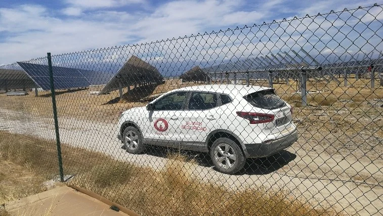 Vehículo de Suman junto al perímetro de una planta fotovoltaica