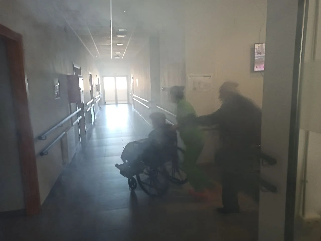 Evacuación asistida durante un simulacro con humo artificial